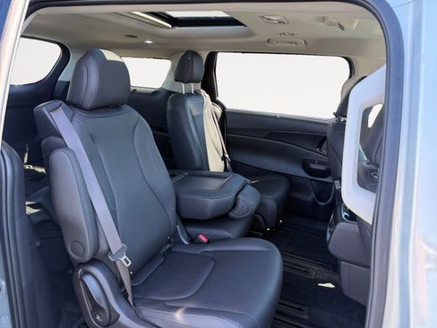 Used 2025 Kia Carnival SX w/ SX Dark Edition Package FWD image 18