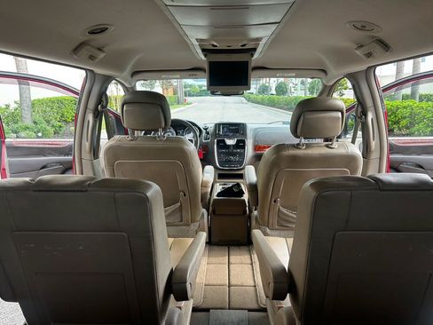 Used 2016 Chrysler Town & Country Touring w/ Driver Convenience Group FWD image 15