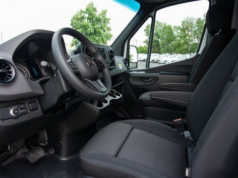 Used 2024 Mercedes-Benz Sprinter 2500 image 32