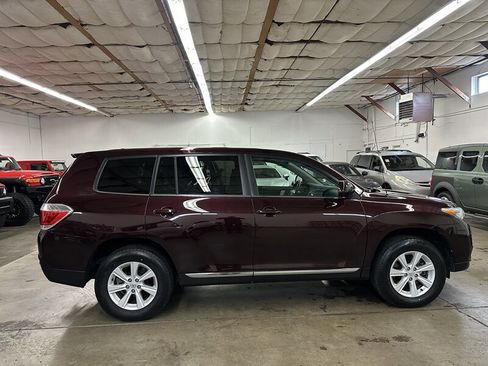 Used 2012 Toyota Highlander SE w/ Tow Pkg image 2