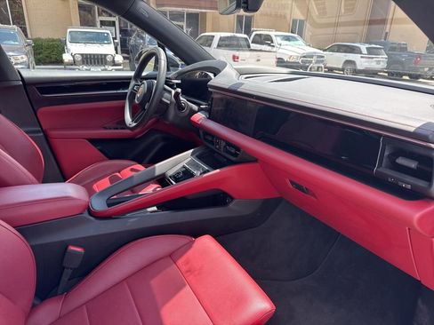 Used 2025 Porsche Macan 4S Electric AWD/4WD image 9