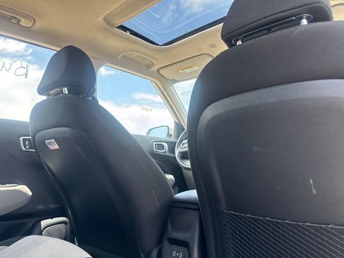 Used 2025 Hyundai Venue SEL FWD image 26