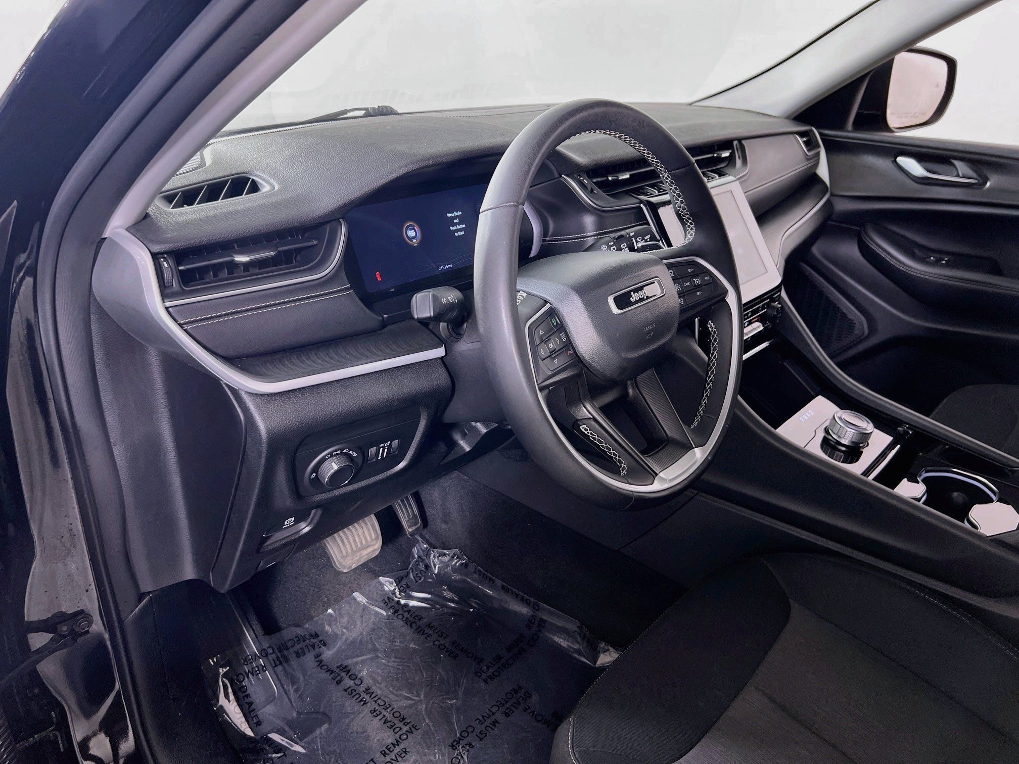 Used 2023 Jeep Grand Cherokee Laredo w/ Luxury Tech Group I AWD/4WD image 9