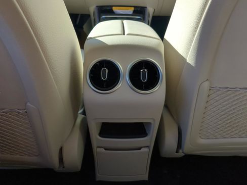 New 2025 Mercedes-Benz GLB 250 image 10