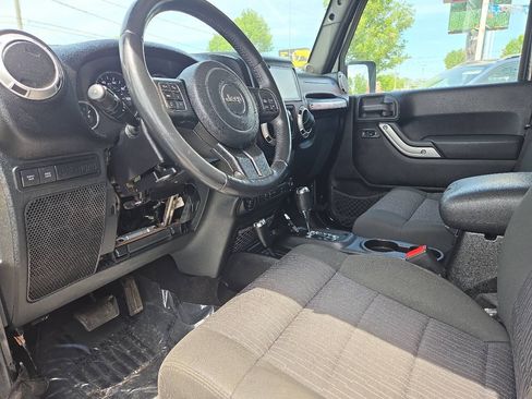 Used 2012 Jeep Wrangler Unlimited Rubicon w/ Dual Top Group AWD/4WD image 10