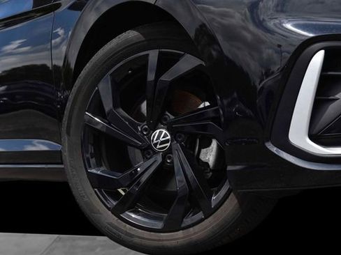 Certified 2025 Volkswagen Jetta SE w/ Sunroof Package FWD image 3