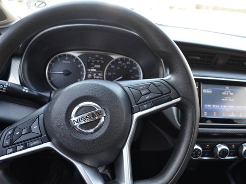 Used 2019 Nissan Kicks S image 18