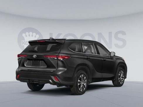 Used 2021 Toyota Highlander XLE AWD/4WD image 2