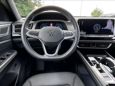 Used 2025 Volkswagen Atlas Cross Sport SE AWD/4WD image 6