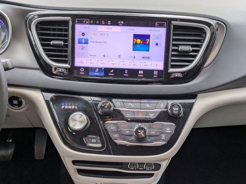 Used 2023 Chrysler Pacifica Touring-L image 18