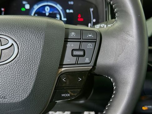 Used 2025 Toyota Camry SE w/ Convenience Package image 17