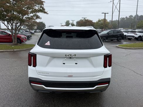 New 2025 Kia Sorento S image 4