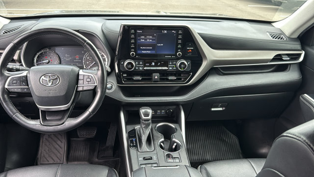 Used 2022 Toyota Highlander XLE AWD/4WD image 9