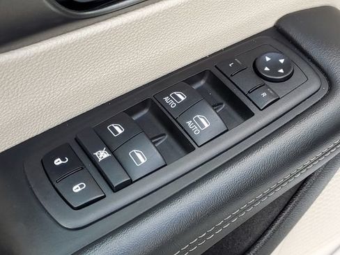 Used 2024 Chrysler Pacifica Touring-L FWD image 27
