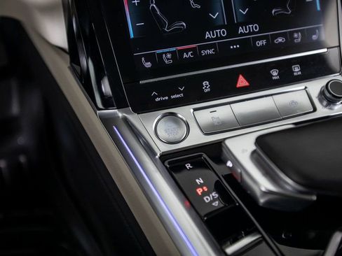 Used 2019 Audi e-tron Prestige w/ Prestige Package image 25