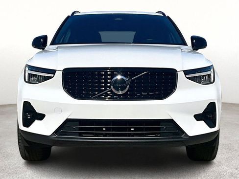 Used 2025 Volvo XC40 B5 Plus image 6