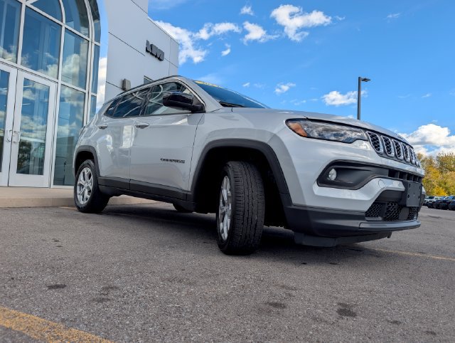 Used 2024 Jeep Compass Latitude AWD/4WD image 3