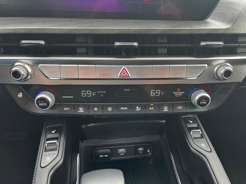 Used 2025 Kia Telluride AWD image 21