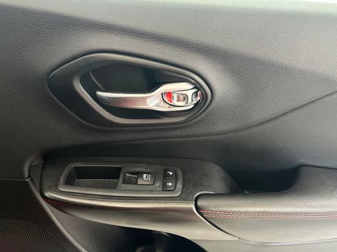 Used 2019 Jeep Cherokee Trailhawk AWD/4WD image 58