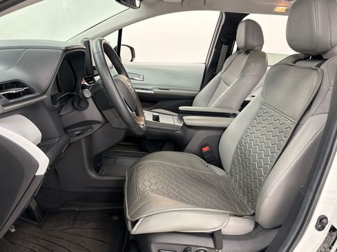 Used 2025 Toyota Sienna XLE w/ XLE Plus Package AWD/4WD image 27