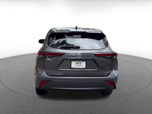 Used 2025 Toyota Highlander LE FWD image 12