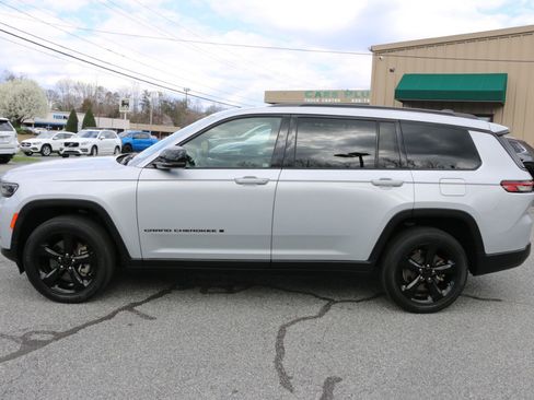 Used 2021 Jeep Grand Cherokee L Laredo image 2