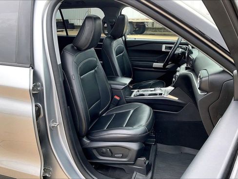Used 2021 Ford Explorer XLT w/ Equipment Group 202A image 7