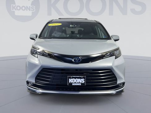 Used 2023 Toyota Sienna XLE Woodland Edition AWD/4WD image 4