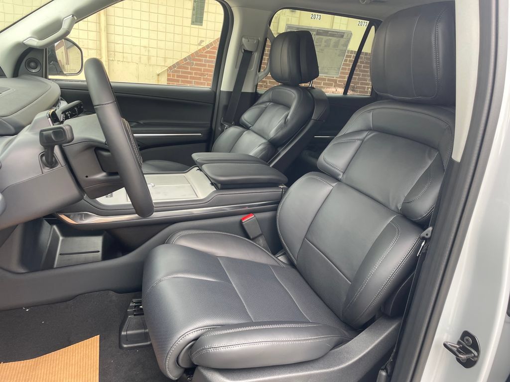 New 2026 Lincoln Navigator Premiere AWD/4WD image 9