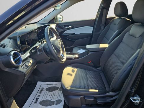 Used 2025 Chevrolet Trax LT w/ LT Convenience Package image 9