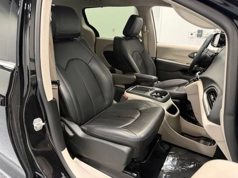 Used 2024 Chrysler Pacifica Touring-L FWD image 41