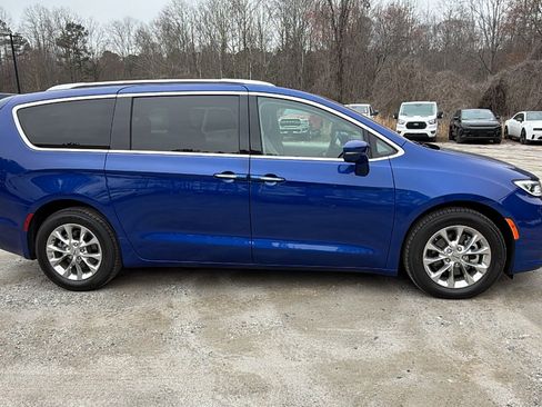 Used 2021 Chrysler Pacifica Touring-L w/ Uconnect Theater Family Group image 7