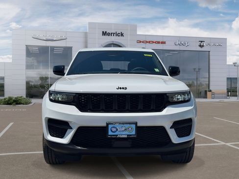Certified 2024 Jeep Grand Cherokee Altitude AWD/4WD image 3