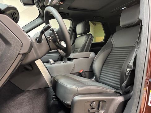 New 2026 Land Rover Discovery Limited Edition image 23