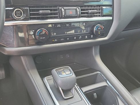 Used 2023 Nissan Pathfinder SL FWD image 16