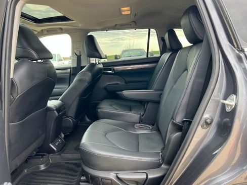 Used 2023 Toyota Highlander L image 18