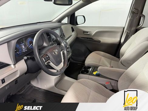 Used 2020 Toyota Sienna LE w/ LE Preferred Package FWD image 9