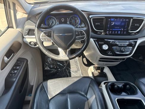 Used 2017 Chrysler Pacifica Touring-L Plus FWD image 23
