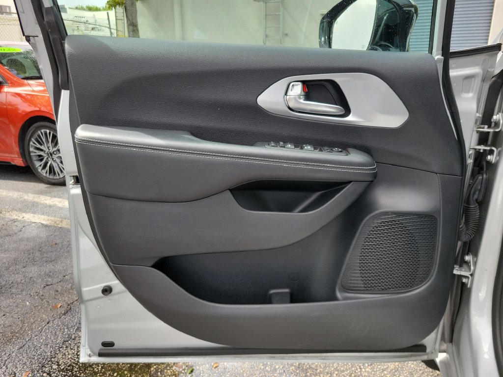 Used 2024 Chrysler Pacifica Touring FWD image 16