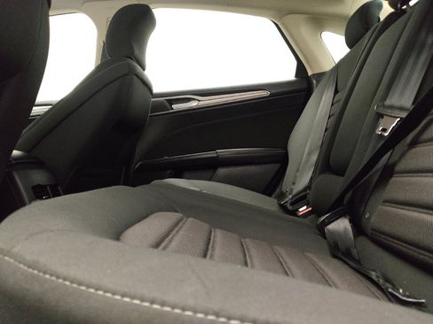 Used 2019 Ford Fusion SE FWD image 18