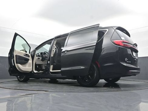 Used 2022 Chrysler Pacifica Touring-L FWD image 57