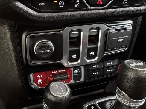 Certified 2024 Jeep Wrangler Willys image 35