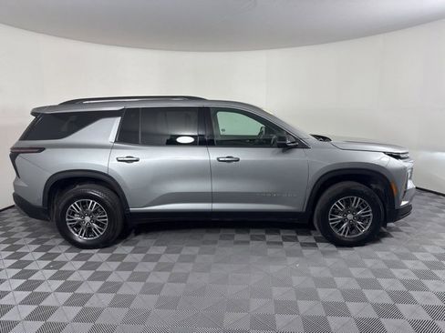 Used 2024 Chevrolet Traverse LT image 2