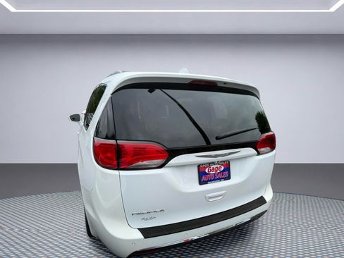 Used 2017 Chrysler Pacifica Touring-L FWD image 4