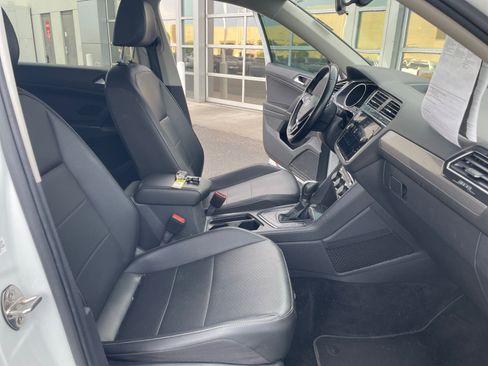 Used 2018 Volkswagen Tiguan SE FWD image 19