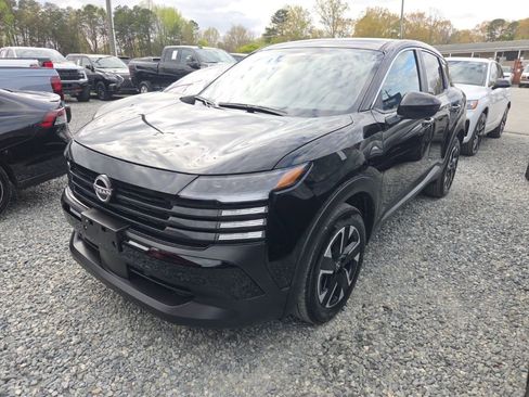 Used 2025 Nissan Kicks SV image 1