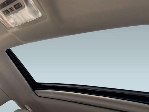 Used 2019 Toyota Highlander XLE FWD image 16