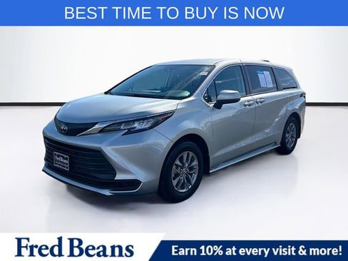 Used 2023 Toyota Sienna LE image 3