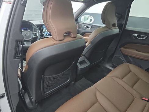 Used 2023 Volvo XC60 B5 Plus image 41
