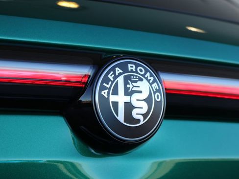 New 2026 Alfa Romeo Tonale w/ Black Premium Package image 27